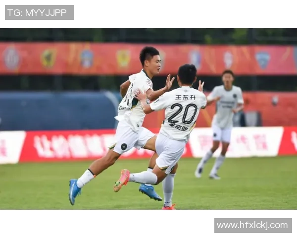 成都足球队在邀请赛中以69分稳居积分榜首位展现强劲实力